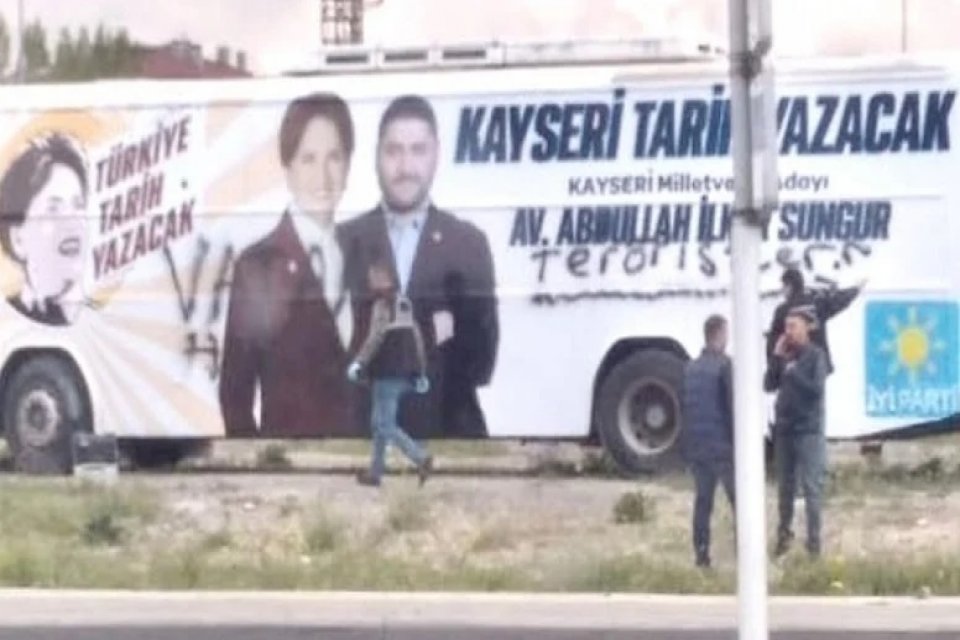 Kayseri'de İYİ Parti Milletvekili Adayı Abdullah İlker Sungur'un se&ccedil;im otob&uuml;s&uuml;ne