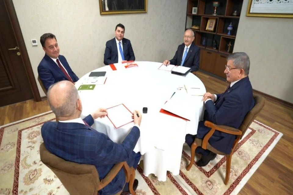 Saadet Partisi Genel Merkezi&rsquo;nde, saat 17.00&rsquo;da başlayan Millet İttifakı Liderler