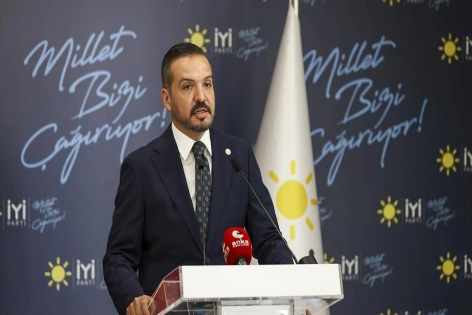 İYİ Parti S&ouml;zc&uuml;s&uuml; K&uuml;rşad Zorlu, Kemal Kılı&ccedil;daroğlu'nun bir seccade &uuml;zerinde