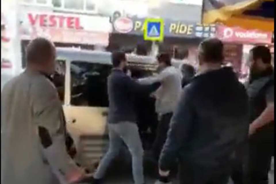 İYİ Parti Buca İl&ccedil;e Teşkilatı'nın &uuml;ye &ccedil;alışmaları i&ccedil;in kurduğu&nbsp;standa gelen&nbsp;2