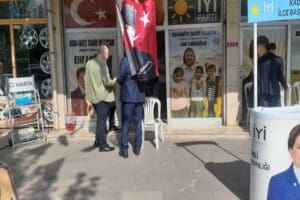 İYİ Parti&rsquo;nin Kadirli&rsquo;deki se&ccedil;im b&uuml;rosu &ouml;n&uuml;nde sabah saatlerinde bir adet