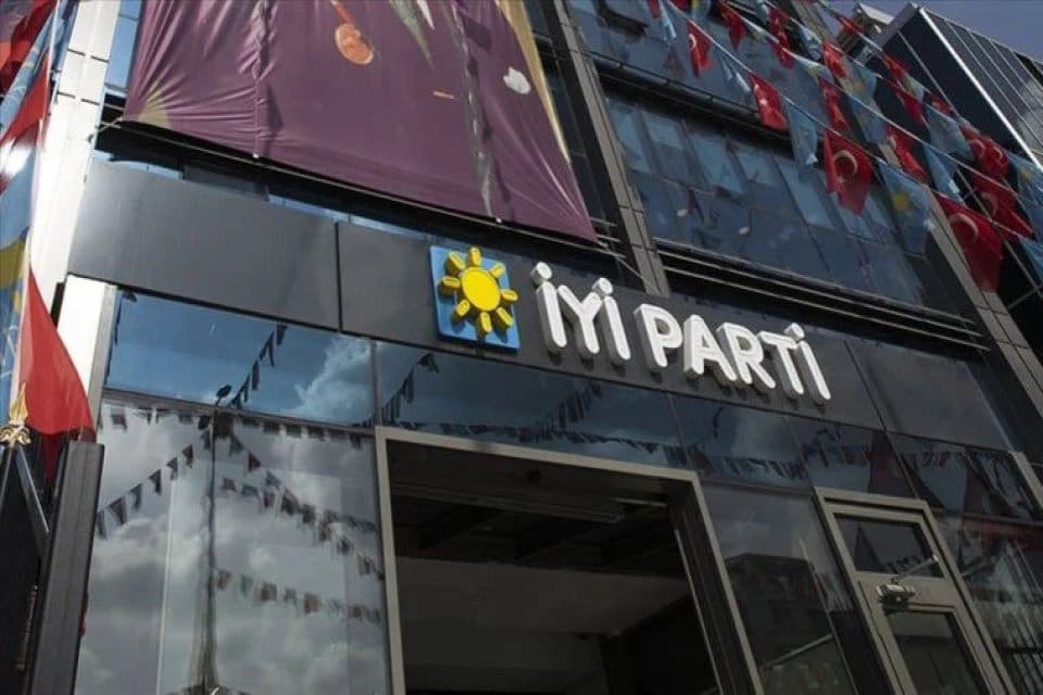 İYİ Parti Yozgat İl Başkanı Metin &Ouml;zışık, CHP'li G&uuml;rsel Tekin'in