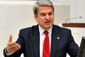 &Ccedil;eşme'nin Ildır Mahallesi'nde denize sıfır alanda &ccedil;ıkan yangınla ilgili g&ouml;rseli