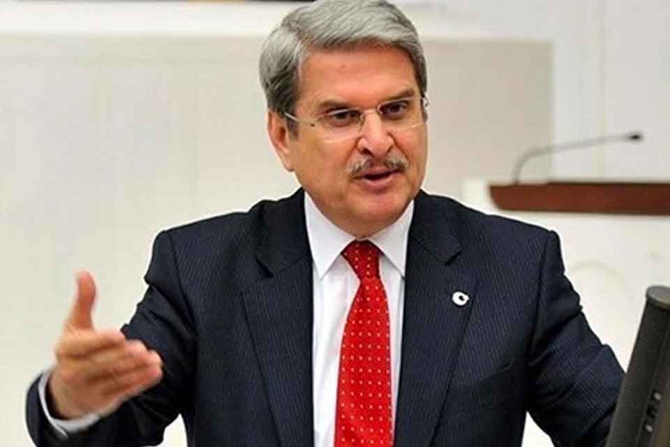 &Ccedil;eşme'nin Ildır Mahallesi'nde denize sıfır alanda &ccedil;ıkan yangınla ilgili g&ouml;rseli