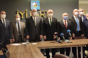 İYİ Parti İzmir İl binasında d&uuml;zenlenen toplantıda konuşan İYİ Parti