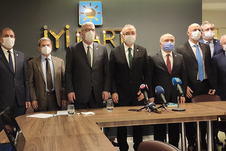 İYİ Parti İzmir İl binasında d&uuml;zenlenen toplantıda konuşan İYİ Parti