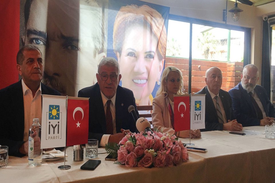 Basın yayın organlarının temsilci ve gazetecilerle biraraya gelen İYİ Parti