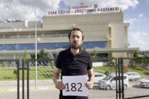 Uşak Eğitim ve Araştırma Hastanesi&rsquo;nde sabah 06:00&rsquo;da &ccedil;ekildiği belirtilen kalabalık