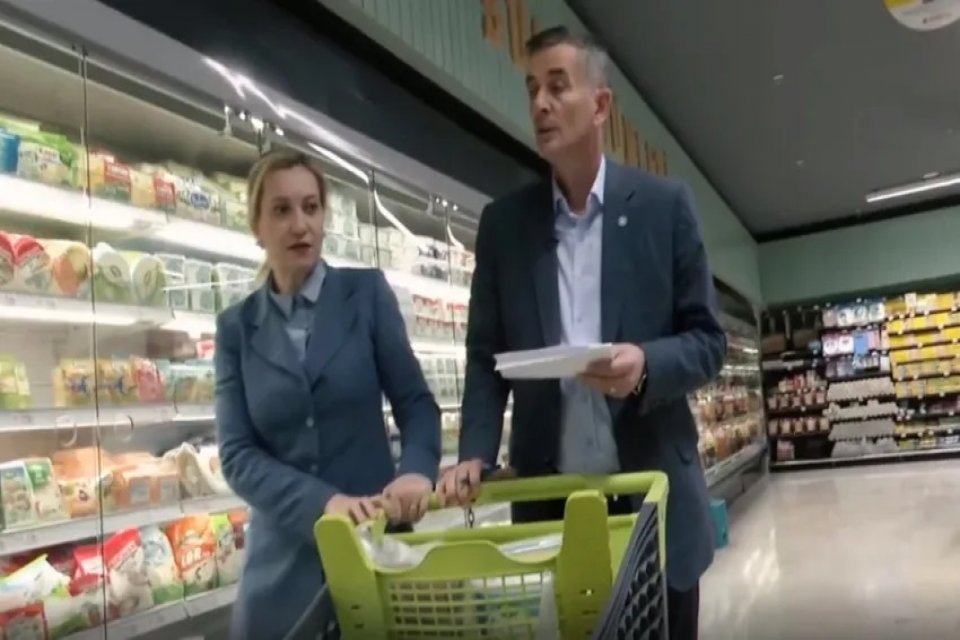 Ümit Dikbayır ile eşi Nigar Dikbayır, asgari ücretle geçinen dört