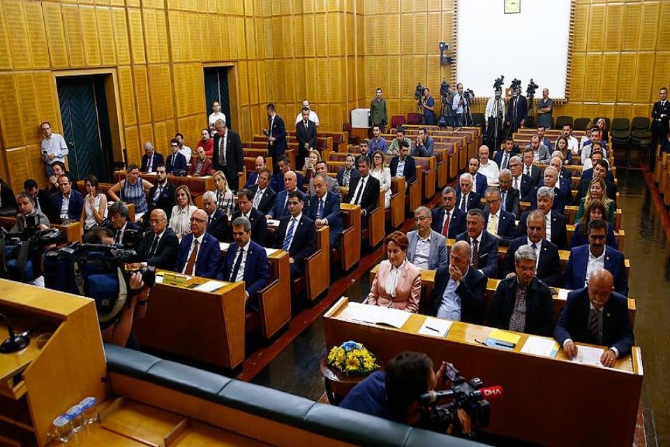 Meral Akşener'in siyaset arenasına bomba gibi d&uuml;şen a&ccedil;ıklamalarının ardından İYİ