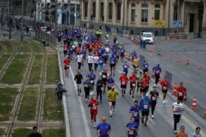 İzmir B&uuml;y&uuml;kşehir Belediyesi&rsquo;nin &uuml;&ccedil;&uuml;nc&uuml;s&uuml;n&uuml; d&uuml;zenlediği Maraton İzmir kapsamında Adım Adım