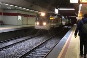 İZBAN'da akşam saatlerinde gen&ccedil; bir kız kendini gelen trenin altına