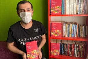 İzmir'de&nbsp; 2015'te İZBAN'la yolculuk yaparken, ayağında terlikleriyle kitap okuduğu sırada