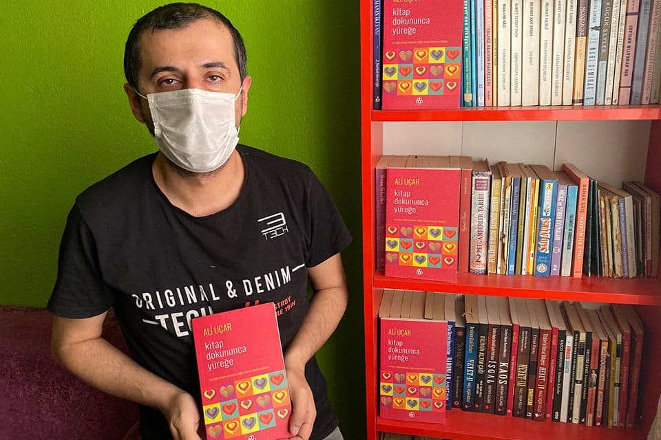 İzmir'de&nbsp; 2015'te İZBAN'la yolculuk yaparken, ayağında terlikleriyle kitap okuduğu sırada
