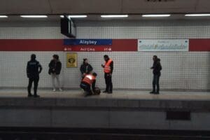 İZBAN'da intihar girişimi yaşandı. Seferler durduruldu, raylara atlamaya &ccedil;alışan yolcu,