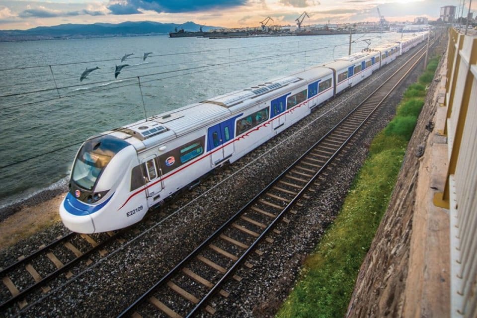 İzmir İZBAN'da yaşanan teknik bir problem nedeniyle Kemer-Gaziemir istasyonları arasındaki