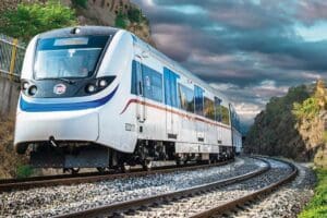 İZBAN'da sabah saatlerinde bir y&uuml;k treninin 4 vagonu raydan &ccedil;ıktı.