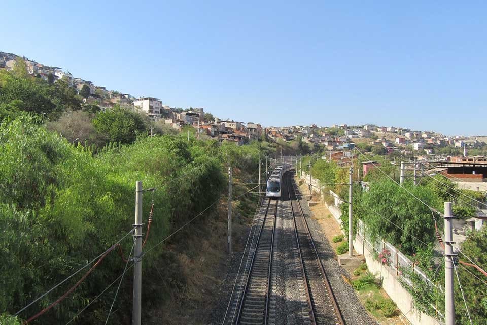 İzmir&rsquo;de kent i&ccedil;i raylı sistem ağının &ouml;nemli halkalarından biri olan