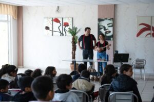 İzmir Şehir Tiyatroları’nın afetzede çocuklara destek için kurduğu inisiyatif grubu,