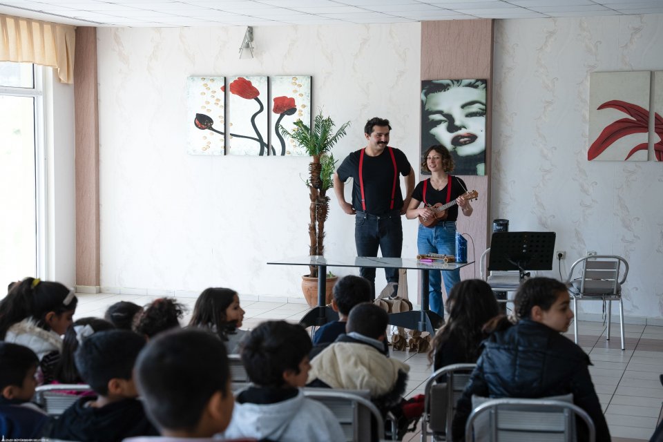 İzmir Şehir Tiyatroları’nın afetzede çocuklara destek için kurduğu inisiyatif grubu,