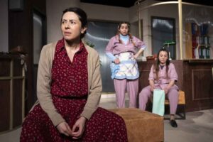 İzmir B&uuml;y&uuml;kşehir Belediyesi Şehir Tiyatroları&rsquo;nın (İzBBŞT) &uuml;&ccedil;&uuml;nc&uuml; oyunu &ldquo;Mor Şalvar&rdquo;,