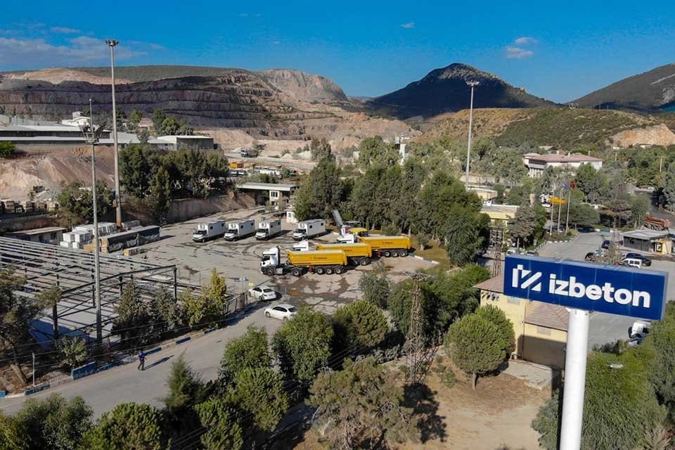 İzmir B&uuml;y&uuml;kşehir Belediyesi&rsquo;nin yol ve asfalt &ccedil;alışmalarını y&uuml;r&uuml;ten şirketi İZBETON,