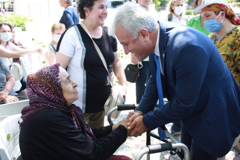 İzmir&nbsp;Depremzedeleri&nbsp;Dayanışma Derneği (İZDEDA) Başkanı Haydar &Ouml;zkan, bayram &ouml;ncesi bir a&ccedil;ıklamada