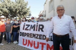 İzmir merkez &uuml;ss&uuml; Buca olan 4.9'luk depremle sarsılırken, İzmir Depremzedeleri