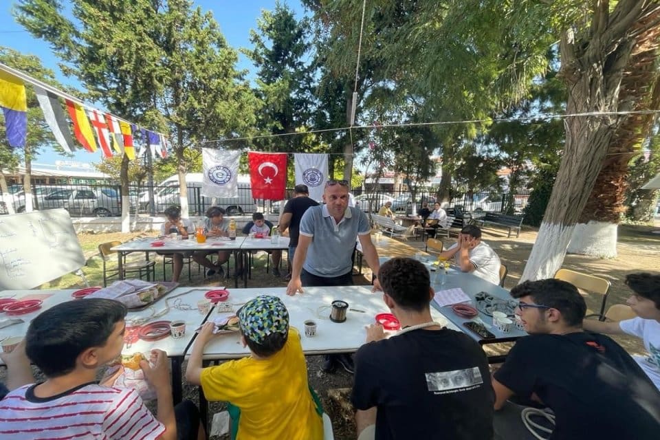 Kurulduğu ilk g&uuml;nden bug&uuml;ne İzmirli depremzedelerin yaralarını sarmak i&ccedil;in var