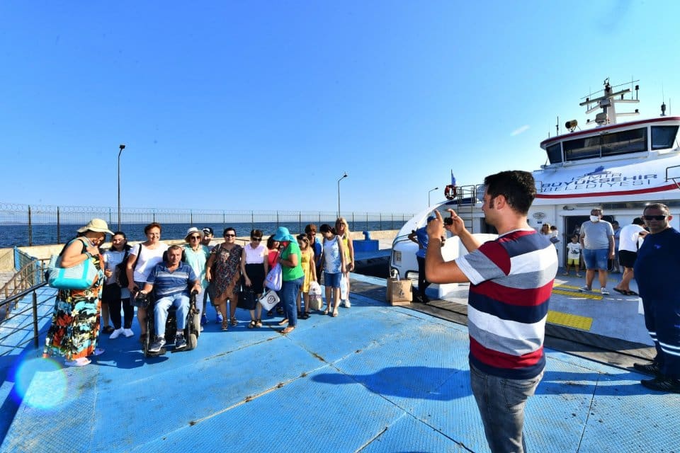 İzmir B&uuml;y&uuml;kşehir Belediyesi engelli yurttaşların yaz aylarını en g&uuml;zel şekilde