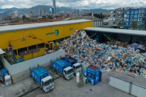 İzmir Büyükşehir Belediyesi’nin atıkları kazanca çevirme ve atık toplayıcılarının çalışma