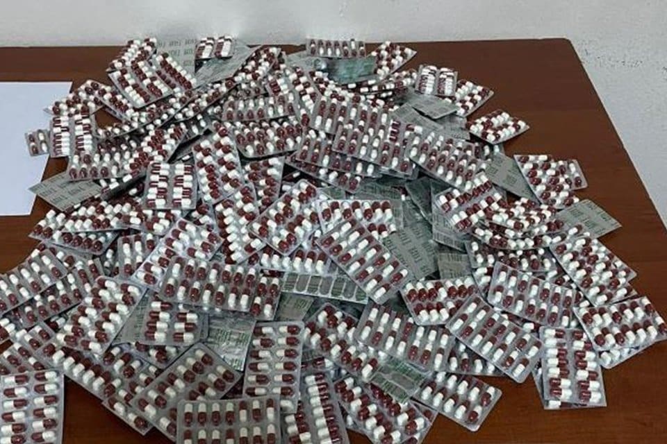 İzmir'in Bornova il&ccedil;esinde izinli g&uuml;n&uuml;nde olan bek&ccedil;i, polis ekiplerinin uygulama
