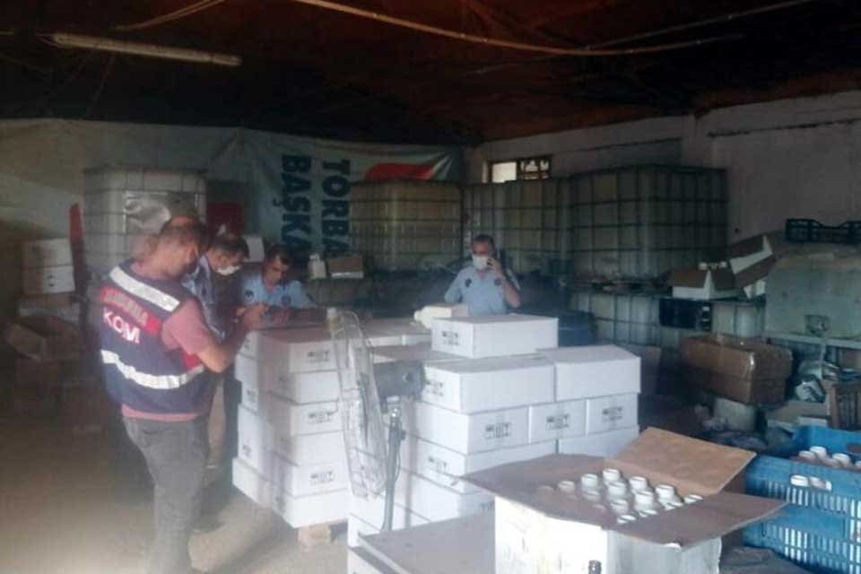 İzmir'in Torbalı il&ccedil;esinde zabıta ve jandarma ekiplerinin ortak d&uuml;zenlediği operasyonda,