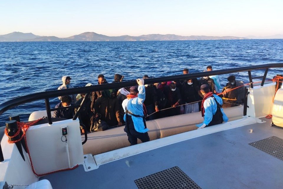 İzmir'in Dikili ve Fo&ccedil;a il&ccedil;elerinde, Yunanistan unsurlarınca T&uuml;rk kara sularına