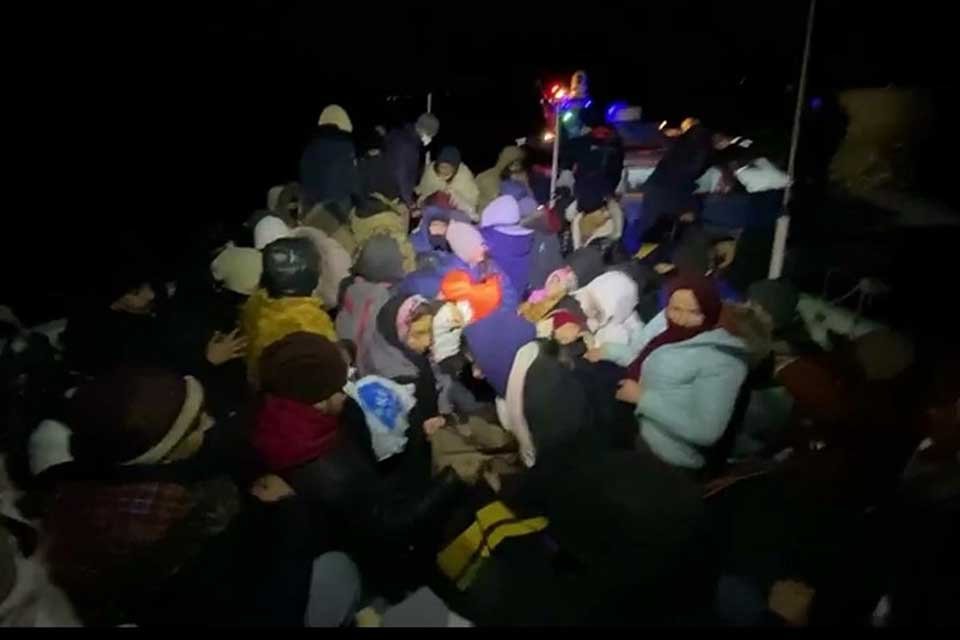 İZMİR'in Dikili ve Urla il&ccedil;eleri a&ccedil;ıklarında yasadışı yollarla yurt dışına