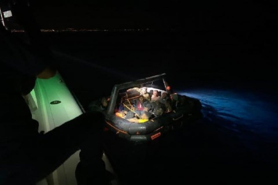 Seferihisar il&ccedil;esi a&ccedil;ıklarında 14 ka&ccedil;ak g&ouml;&ccedil;men yakalanırken, &Ccedil;eşme, Karaburun, Fo&ccedil;a,