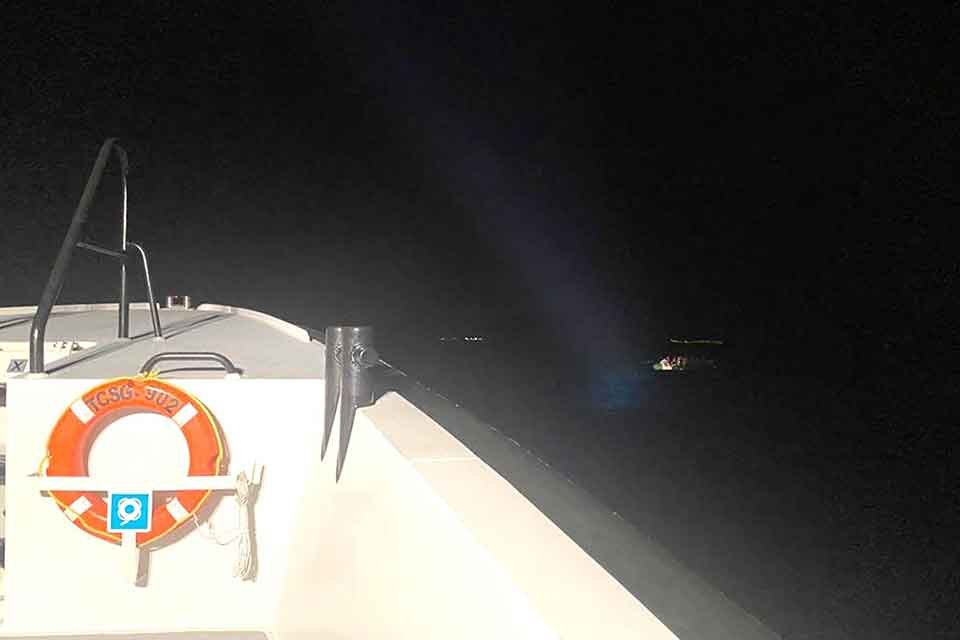 İZMİR'in Menderes ve Çeşme ilçesi açıklarında, Yunan unsurlarınca geri itilen