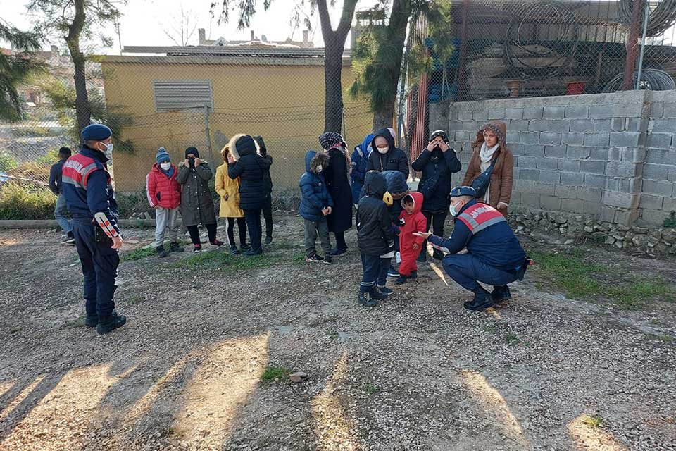 İzmir'in Urla ve Seferihisar ilçelerinde, jandarma ekiplerince yapılan operasyonlarda, 48
