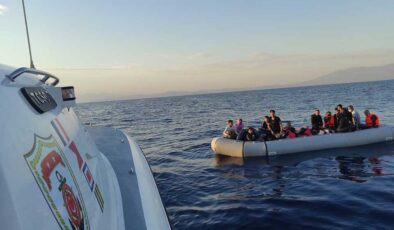 İzmir açıklarında 49 kaçak göçmen kurtarıldı