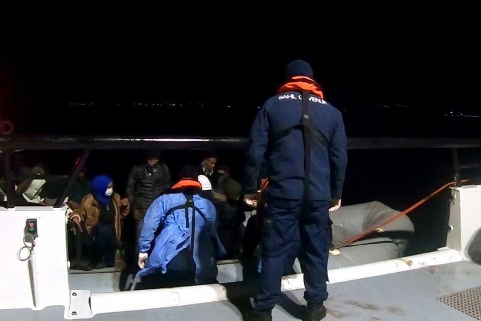 İzmir'in Dikili ve &Ccedil;eşme il&ccedil;eleri a&ccedil;ıklarında, denizde mahsur kalan 50