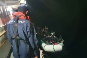 İZMİR'in Seferihisar ve &Ccedil;eşme il&ccedil;esi a&ccedil;ıklarında, yasa dışı yollarla Yunanistan