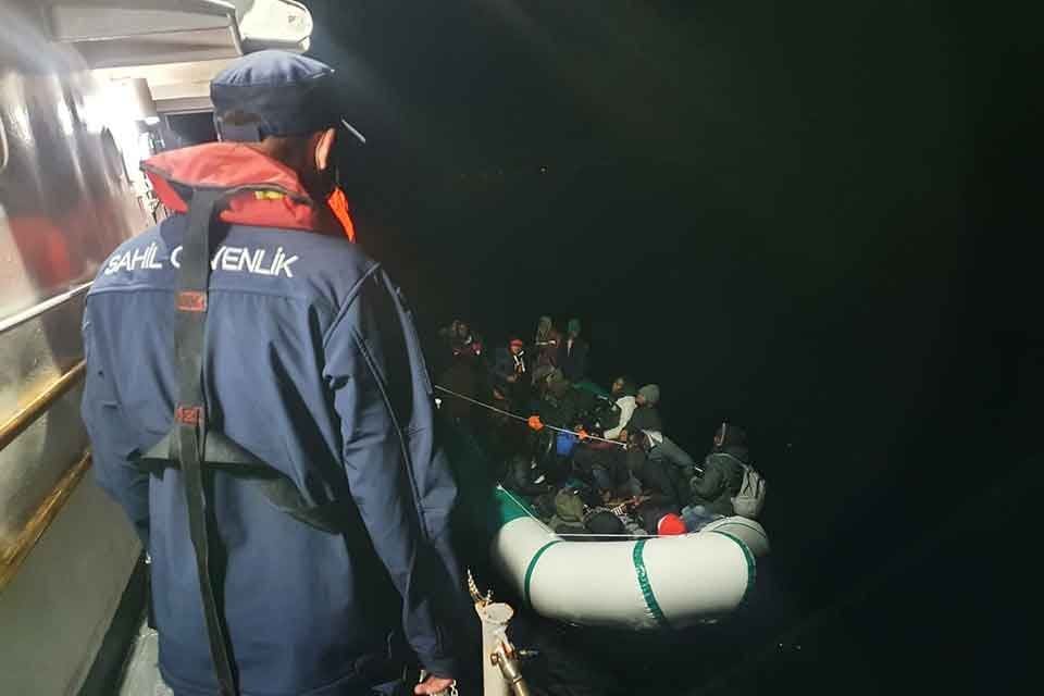 İZMİR'in Seferihisar ve &Ccedil;eşme il&ccedil;esi a&ccedil;ıklarında, yasa dışı yollarla Yunanistan