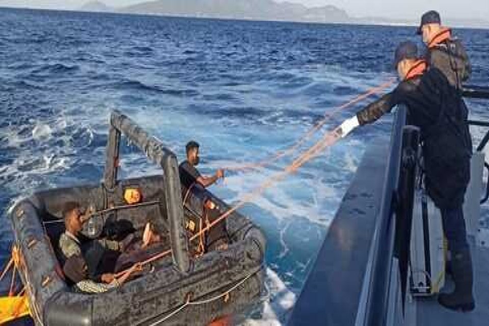 İzmir'in Dikili ve Foça ilçesinde, Yunanistan unsurlarınca Türk kara sularına