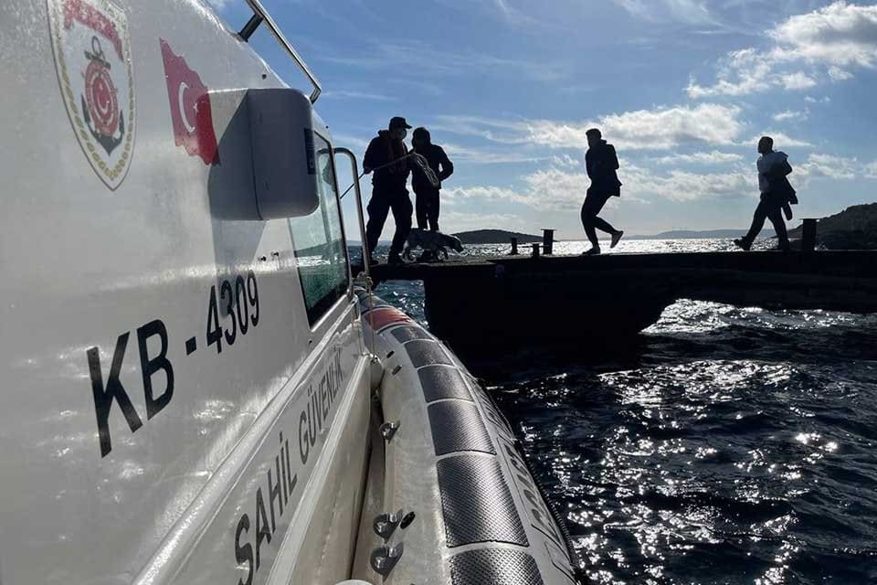 İzmir a&ccedil;ıklarında Yunanistan unsurlarınca T&uuml;rk karasularına geri itilen 30 ve