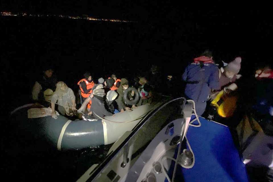 İZMİR'in Çeşme ve Dikili ilçeleri açıklarından, mahsur kalan 92 göçmen