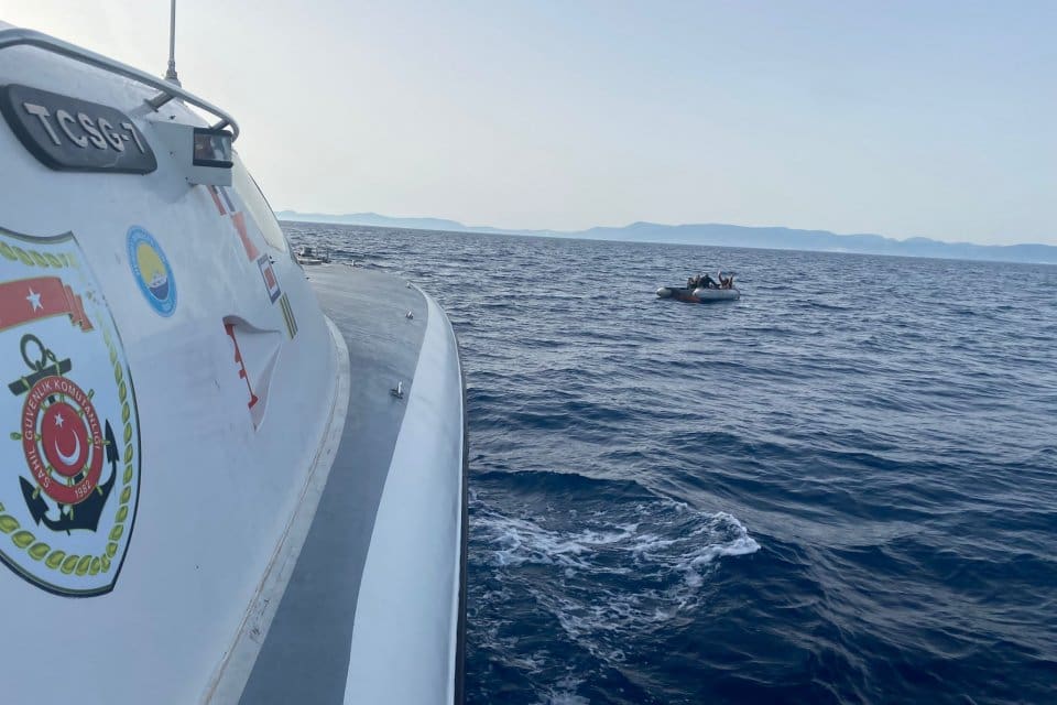 İzmir&rsquo;in &Ccedil;eşme, Menderes ve Fo&ccedil;a il&ccedil;esi a&ccedil;ıklarında, yasa dışı yollarla
