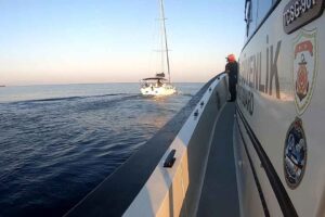 İZMİR'in Aliağa ilçesi açıklarında, yelkenli tekne ile yasa dışı yollarla