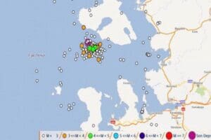 Ege Denizi&rsquo;nde İzmir&rsquo;in Karaburun il&ccedil;esi a&ccedil;ıklarında sabaha karşı 4,2 b&uuml;y&uuml;kl&uuml;ğ&uuml;nde