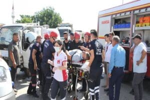 Manisa&rsquo;nın Kula il&ccedil;esinde Kurban Bayramı &ouml;ncesinde artan trafik yoğunluğu, kazayı