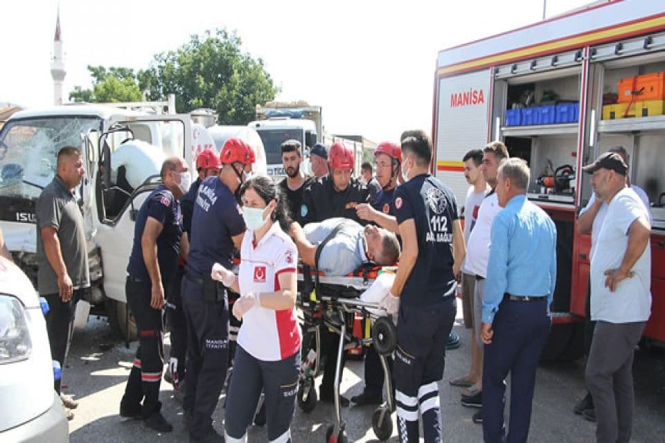 Manisa&rsquo;nın Kula il&ccedil;esinde Kurban Bayramı &ouml;ncesinde artan trafik yoğunluğu, kazayı